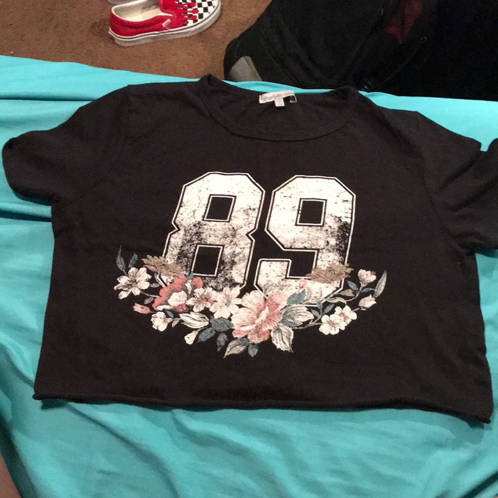 Black crop top , graf tee